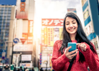 Holafly, la tarjeta eSIM para estar conectado en tus viajes (Japón, Estados Unidos, Asia… y más) Fotos de Tokio en Japon, mujer con telefono movil