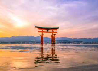 Viaje a Japón virtual en tiempos de coronavirus: visita 5 icónicos destinos del país del sol naciente sin salir de casa El torii flotante de Miyajima
