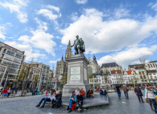 Visita a la Casa Museo de Rubens en Amberes y los mejores lugares para disfrutar del Arte Barroco Fotos de Amberes en Flandes, estatua de Rubens