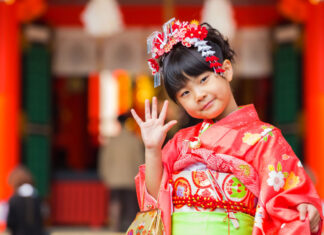 Niña japonesa vestida de forma tradicional
