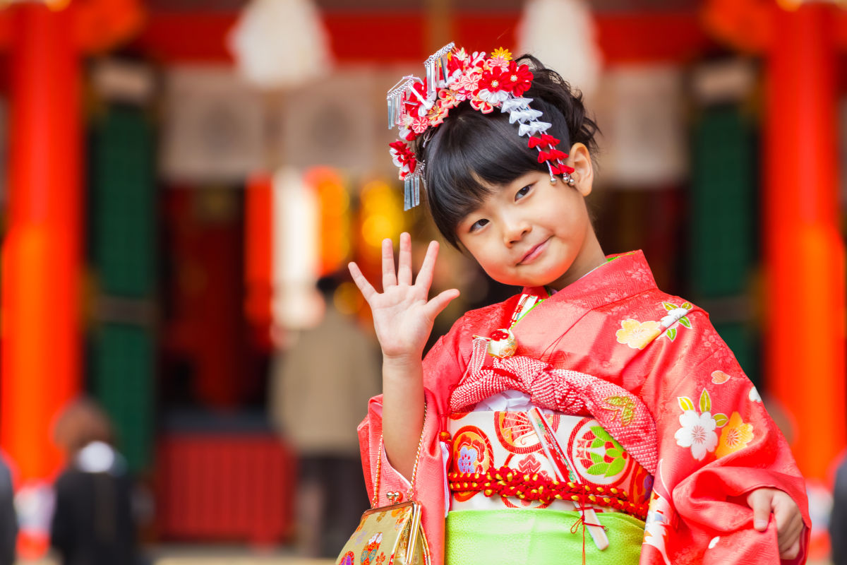 Niña japonesa vestida de forma tradicional