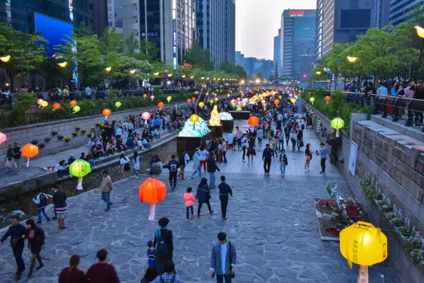 El arroyo Cheonggyecheon de Seúl, un lugar de relax en mitad de la metrópolis Fotos de Seul en Corea del Sur, arroyo Cheonggyecheon de noche