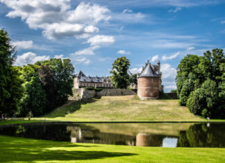 El Castillo de Gaasbeek y la ‘Fiesta de los Locos’ de Bruegel, una visita muy especial cerca de Bruselas Fotos del Castillo de Gaasbeek en Flandes, reflejo