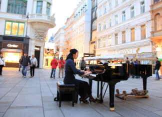 Visita a la Casa de la Música de Viena con niños, diversión y aprendizaje a partes iguales Fotos de Viena en Austria, pianista tocando cerca de la Casa de la Musica