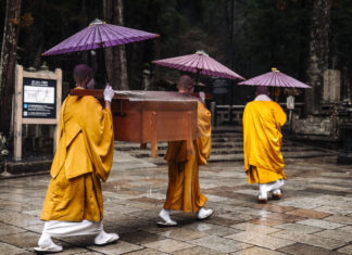 (CANCELADA por la COVID-19) Nueva expedición a Japón en septiembre de 2020 ¿te vienes conmigo? Monjes paseando en Koyasan, en la prefectura de Wakayama