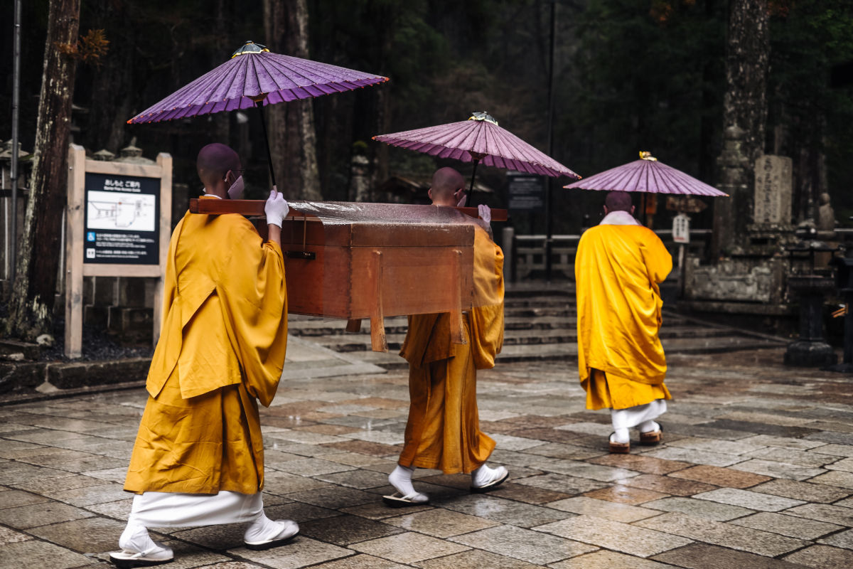 Monjes paseando en Koyasan, en la prefectura de Wakayama