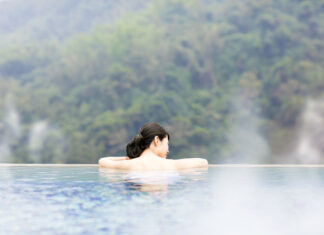 10 experiencias alternativas para disfrutar de Japón: gastronomía, cultura, aventuras al aire libre Fotos de Japón, mujer en un onsen