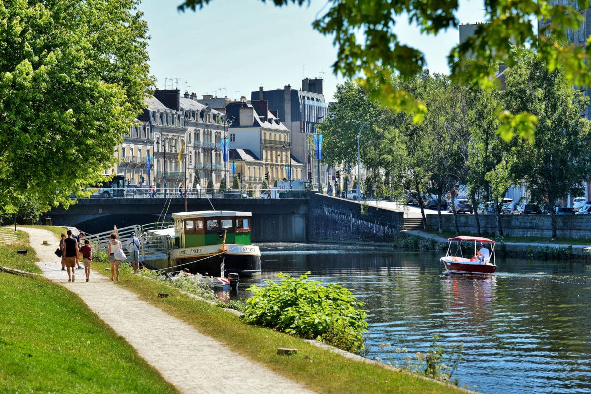 Paseo y barcas en Rennes, Francia