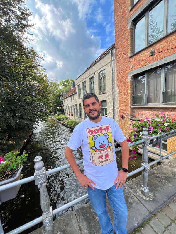 Pau en uno de los canales de Brujas
