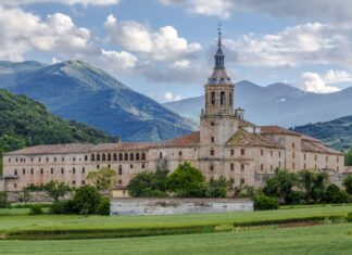 Monasterios de Yuso y Suso en San Millán de la Cogolla, una visita imprescindible en La Rioja Visita al Monasterio de Yuso en San Millan de la Cogolla