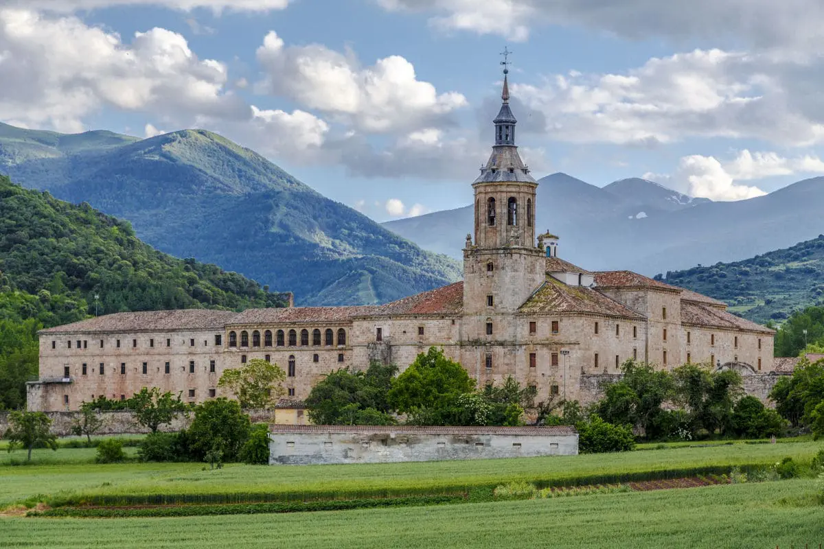 Monasterios de Yuso y Suso en San Millán de la Cogolla, una visita imprescindible en La Rioja Visita al Monasterio de Yuso en San Millan de la Cogolla