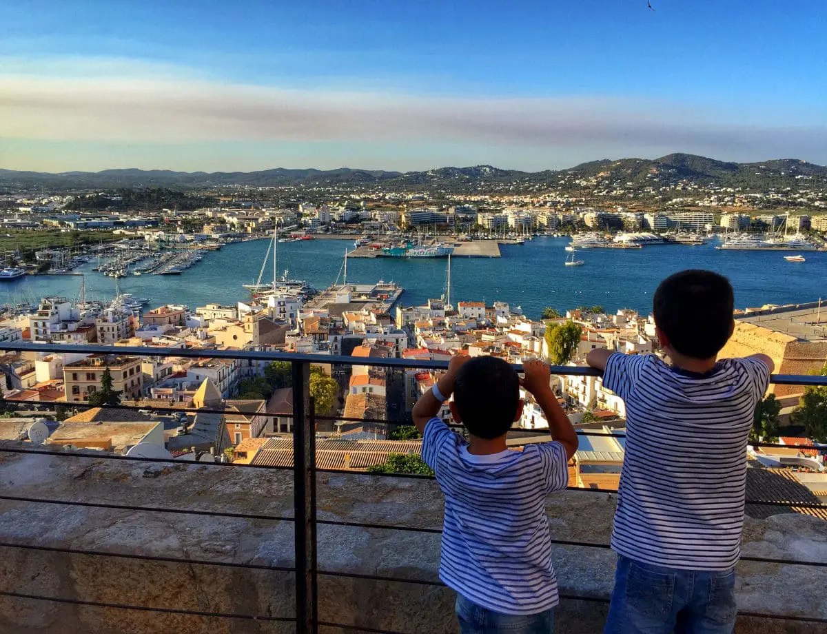 Las 10 ciudades más seguras de España para viajar con niños Destinos seguros para viajar con niños en España