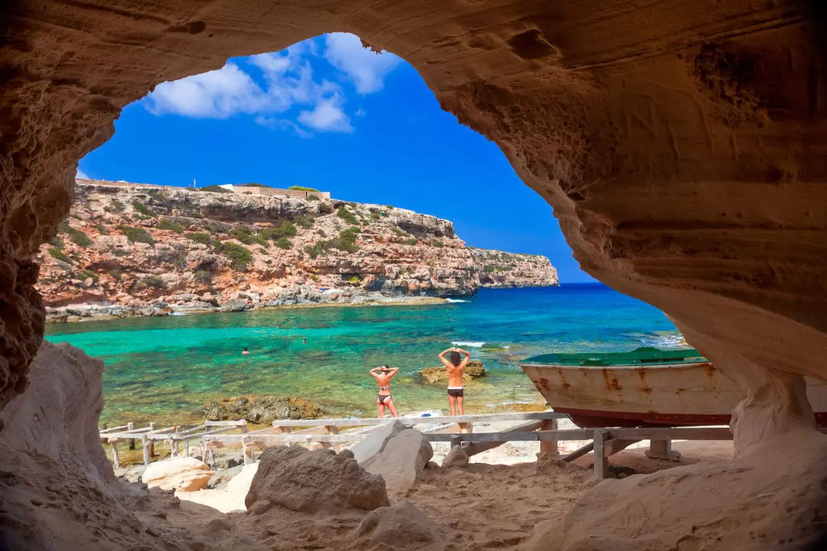 Escapa de la rutina con estas aventuras para viajeros inquietos Como ir de Ibiza a Formentera en ferry