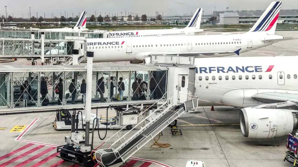 Traslados Aeropuerto París Baratos: Cómo Elegir la Mejor Opción para Tu Viaje Aviones de Air France en el aeropuerto Charles de Gaulle de Paris