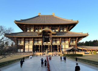 Qué ver en Nara, entre templos y ciervos El edificio de madera del templo Todai-ji de Nara