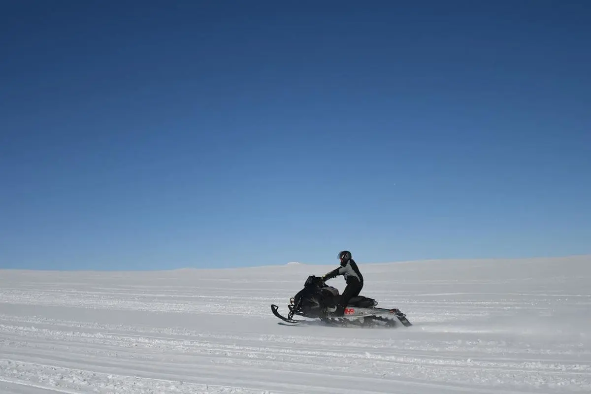 Rutas donde montar en moto de nieve en Andorra y España