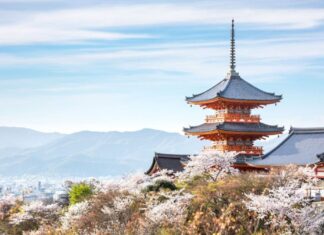 El famoso templo Kiyomizu-dera de Kioto con los cerezos en flor.