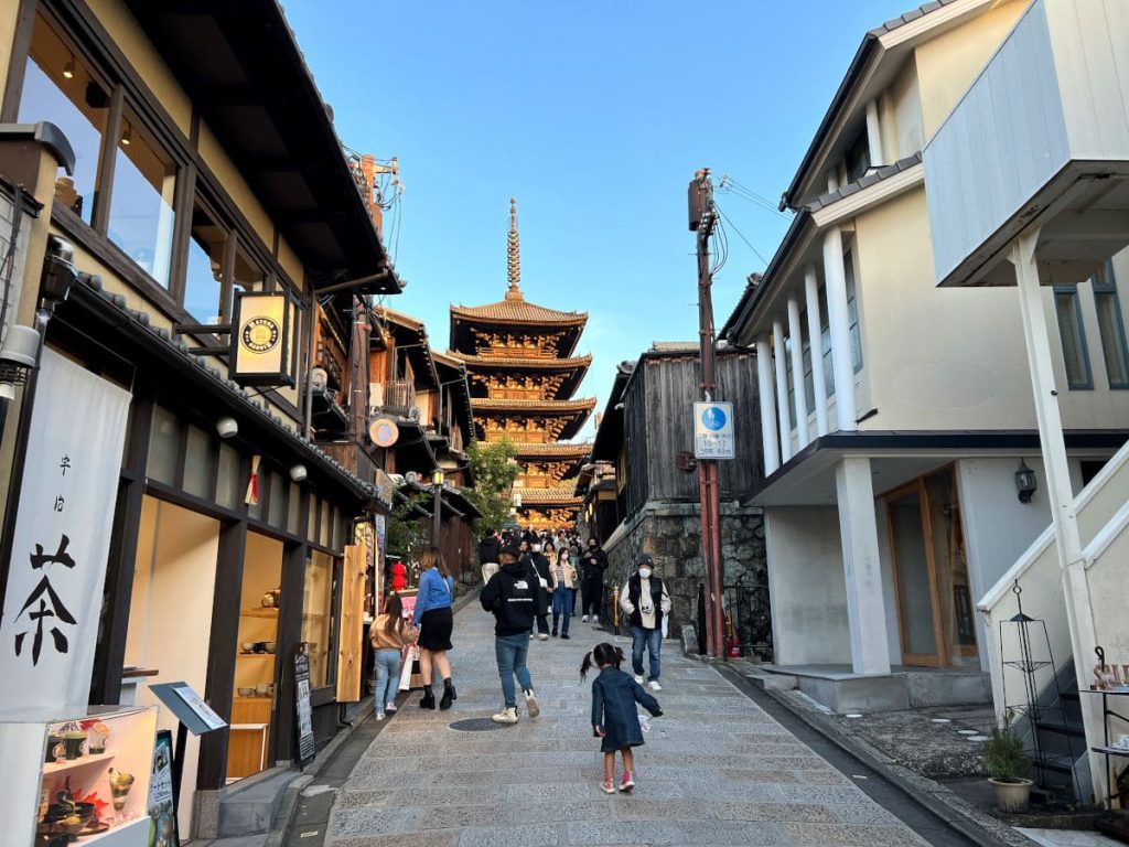 El barrio de Higashiyama de Kioto con sus casas tradicionales y una pagoda de fondo