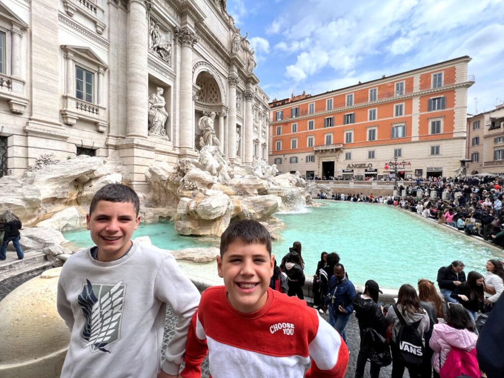 Teo y Oriol en la Fontana di Trevi