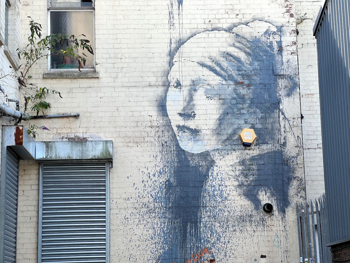 La chica de la Perla de Banksy en Bristol