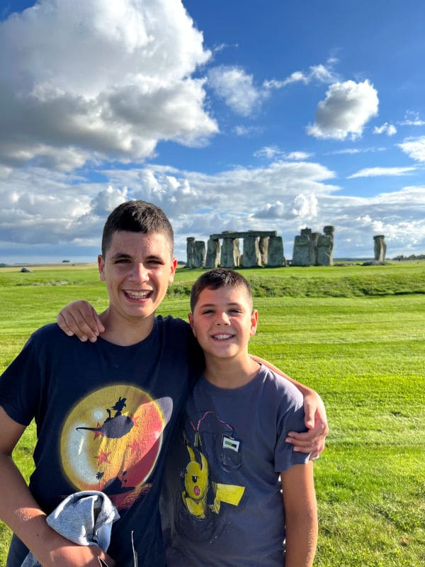 Teo y Oriol en el Stonhenge
