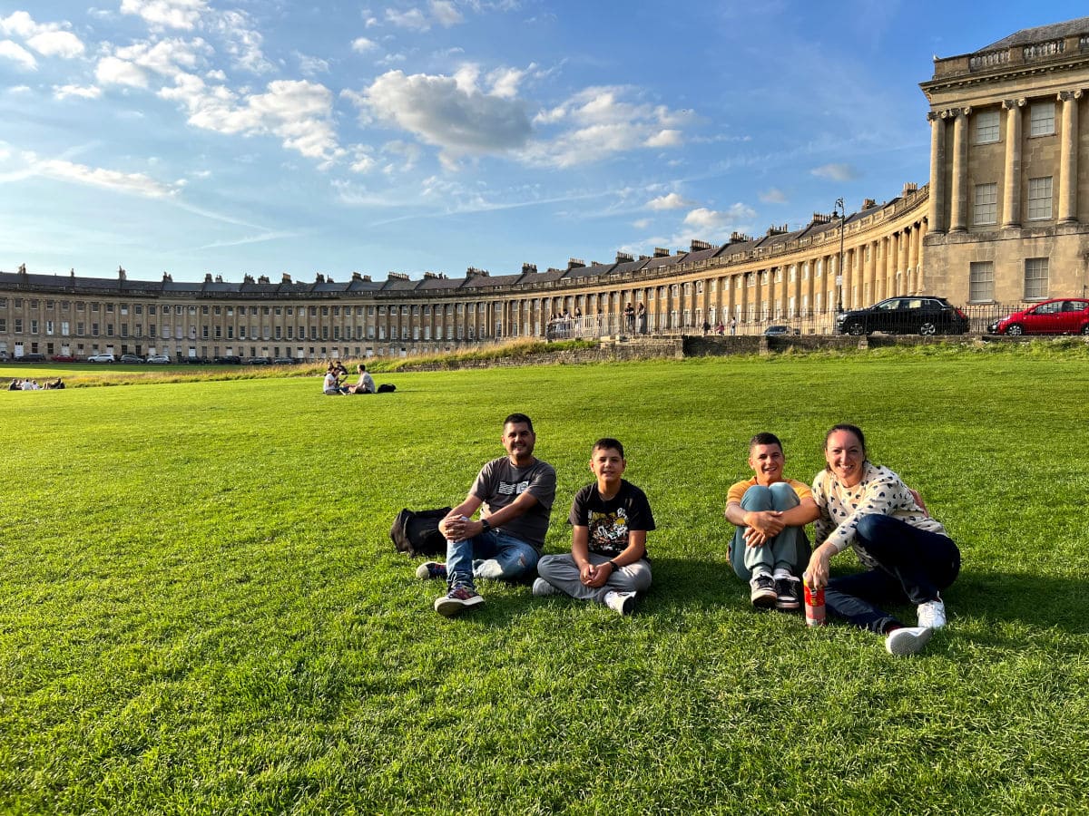 En familia en el Royal Victoria Park de Bath