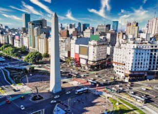 10 razones por las que visitar Buenos Aires el próximo verano La famosa plaza del Obelisco de Buenos Aires en un dia soleado