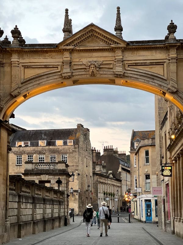 Turistas en el centro de Bath