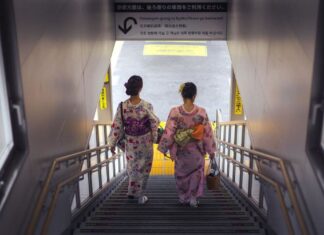 Conoce las calles más interesantes de Kioto Chicas vestidas con kimono en el metro de Kioto