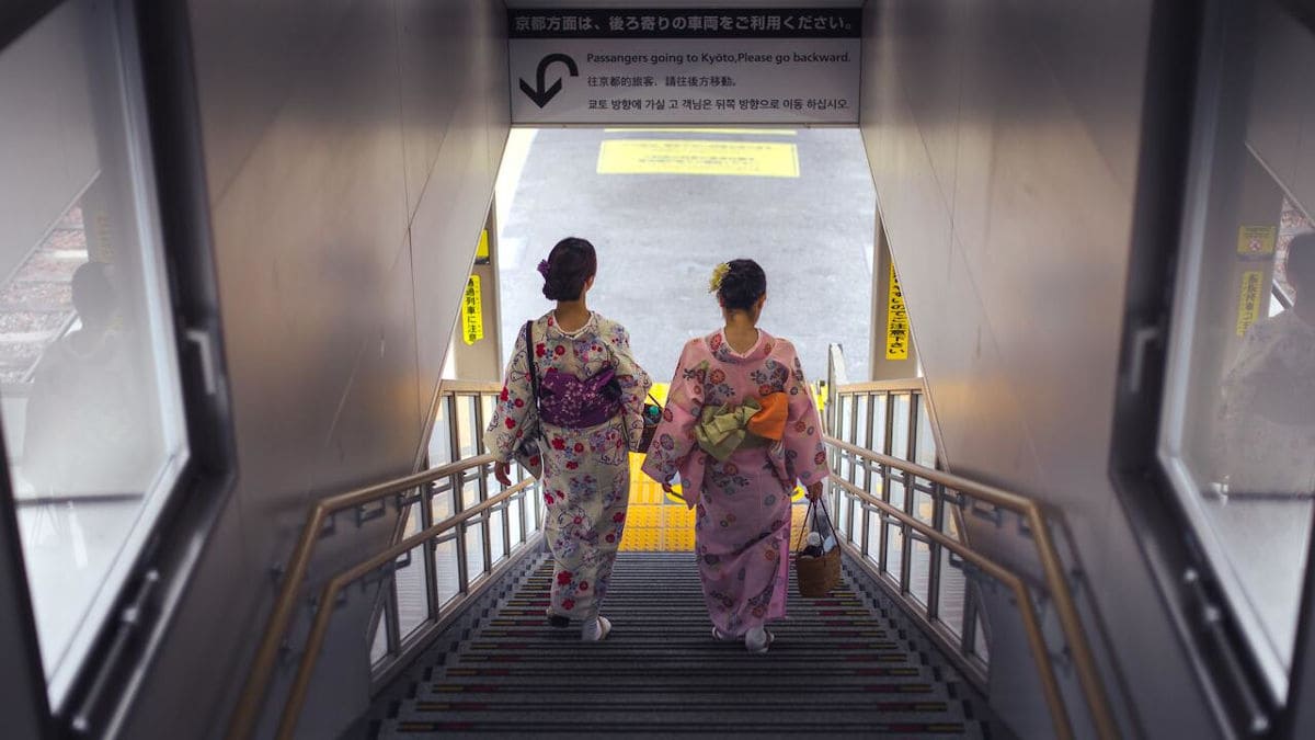 Chicas vestidas con kimono en el metro de Kioto