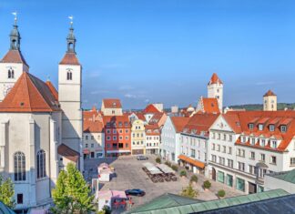 Lugares que visitar en Ratisbona (Regensburg), una de las joyas medievales de Alemania Vista panoramica de la Neupfarrplatz de Ratisbona.