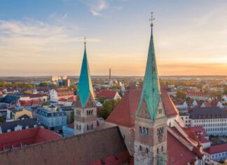 Lugares TOP que visitar en Augsburgo, una de las ciudades más antiguas de Alemania Vista aérea de la ciudad de Augsburgo en Alemania