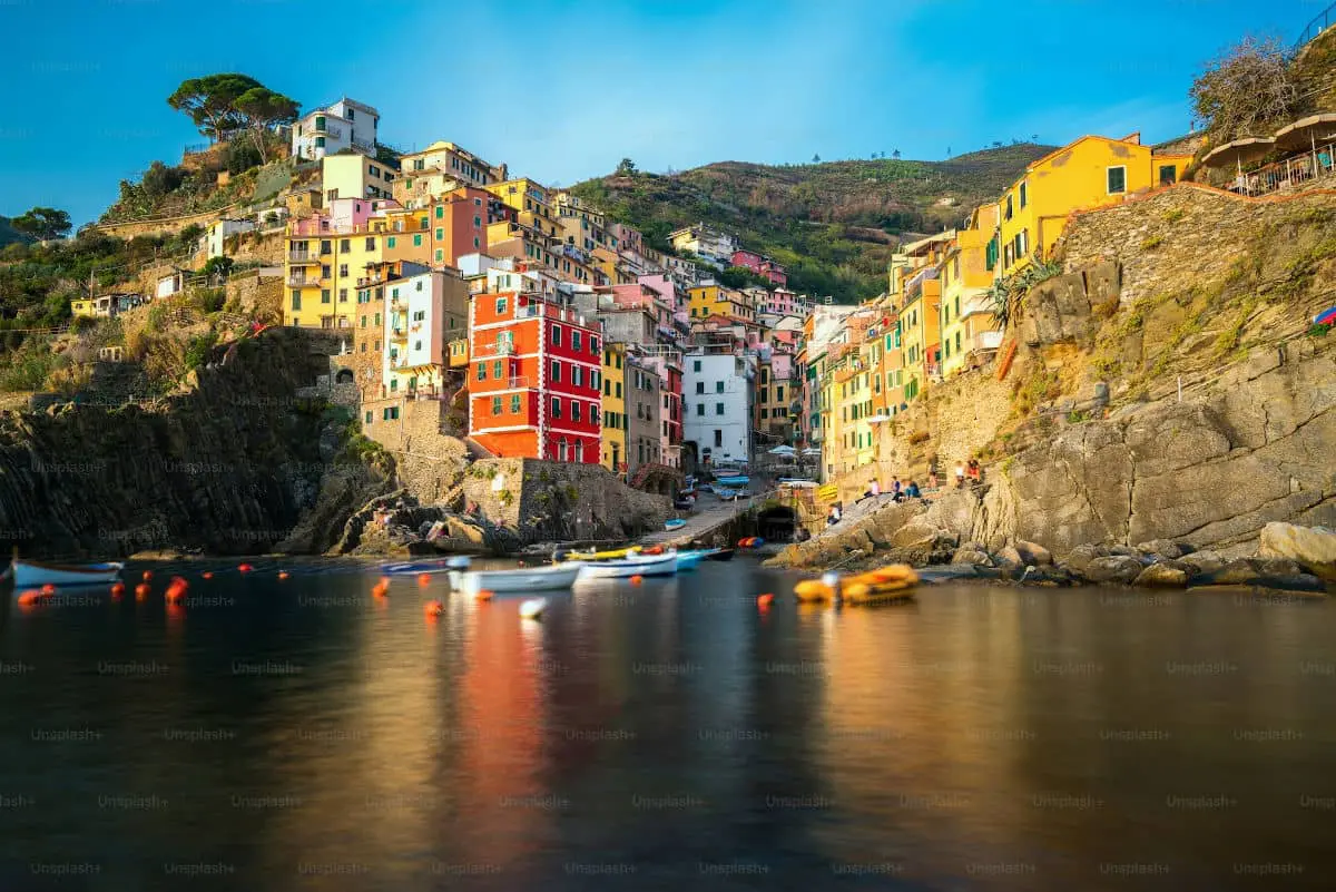 Europa encantada, descubriendo las maravillas del Viejo Continente en tren Riomaggiore en Cinque Terre, Italia