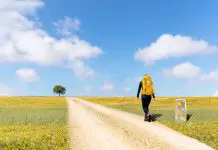 Qué llevar al Camino de Santiago y qué dejar en casa (aunque te cueste) Peregrino en el Camino de Santiago