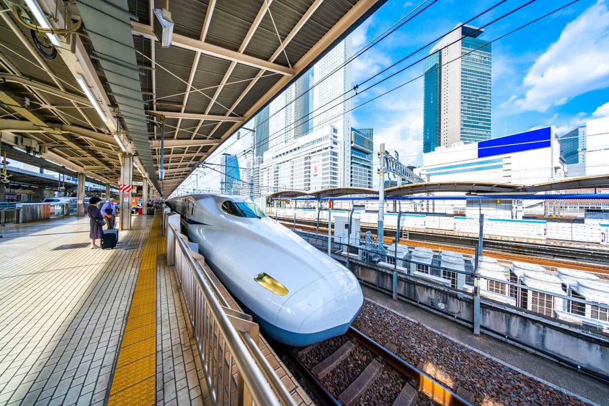 El tren bala japones en la estación de Nagoya