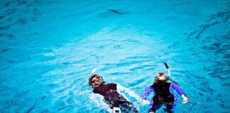 Viaje a la Gran Barrera de Coral: precauciones y consejos de seguridad Pareja de snorkelling en la Gran Barrera de Coral Australia