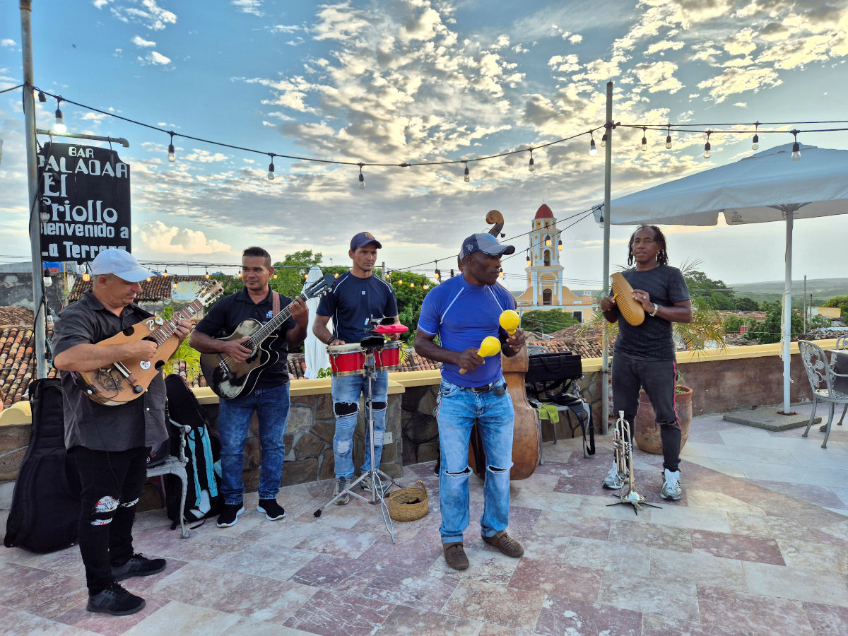 Musicos tocando en una terraza de Trinidad