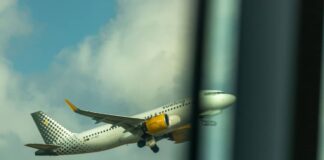 Cómo sobrevivir a los contratiempos en el aeropuerto: retrasos, cancelaciones y equipajes perdidos Avión de Vueling despegando en el aeropuerto de Barcelona