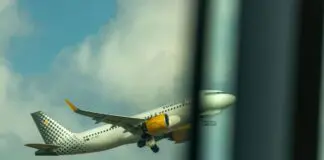 Cómo sobrevivir a los contratiempos en el aeropuerto: retrasos, cancelaciones y equipajes perdidos Avión de Vueling despegando en el aeropuerto de Barcelona