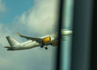 Avión de Vueling despegando en el aeropuerto de Barcelona