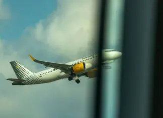 Cómo sobrevivir a los contratiempos en el aeropuerto: retrasos, cancelaciones y equipajes perdidos Avión de Vueling despegando en el aeropuerto de Barcelona