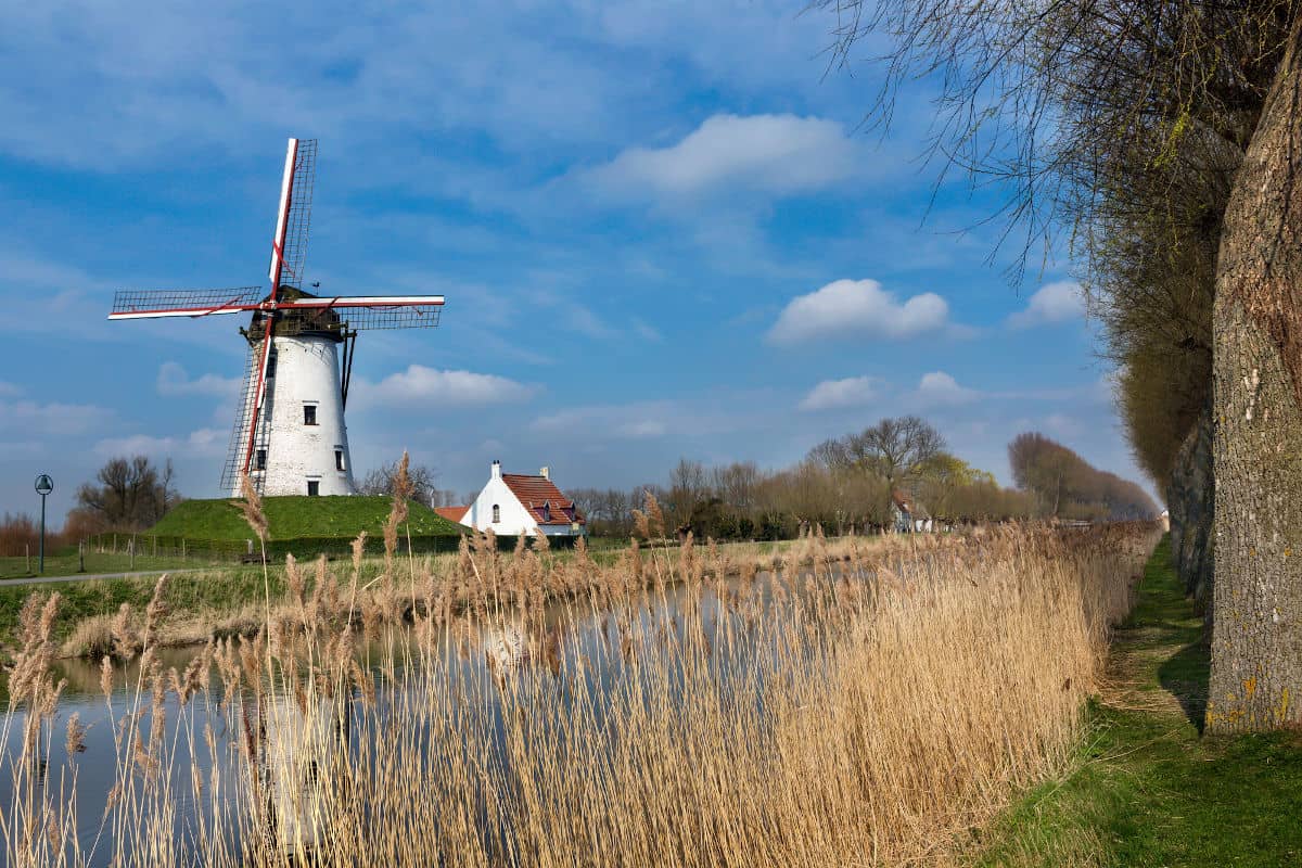 Molino de viento en Damme, campiña de Brujas