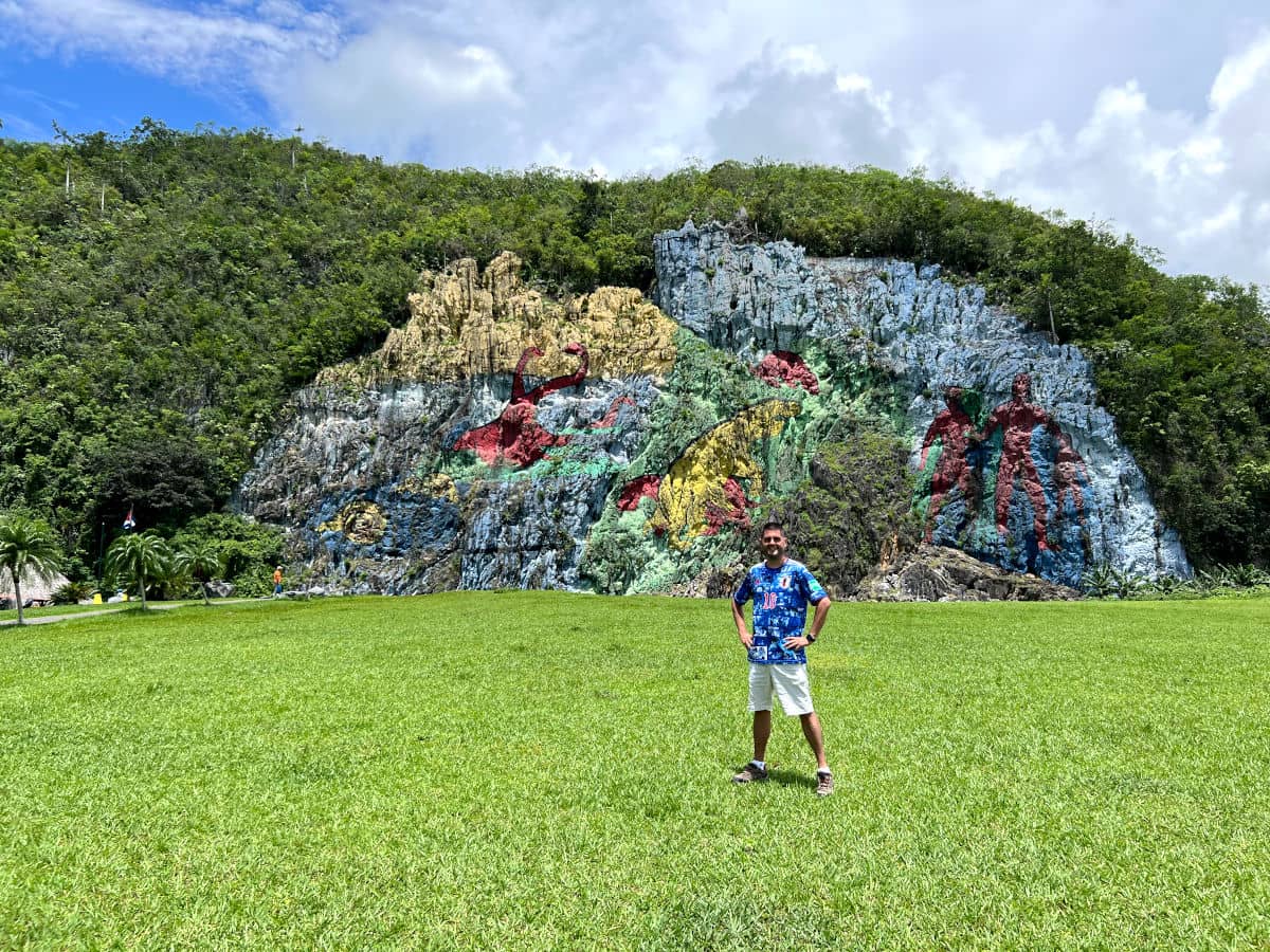 Pau en el Mural de la Prehistoria