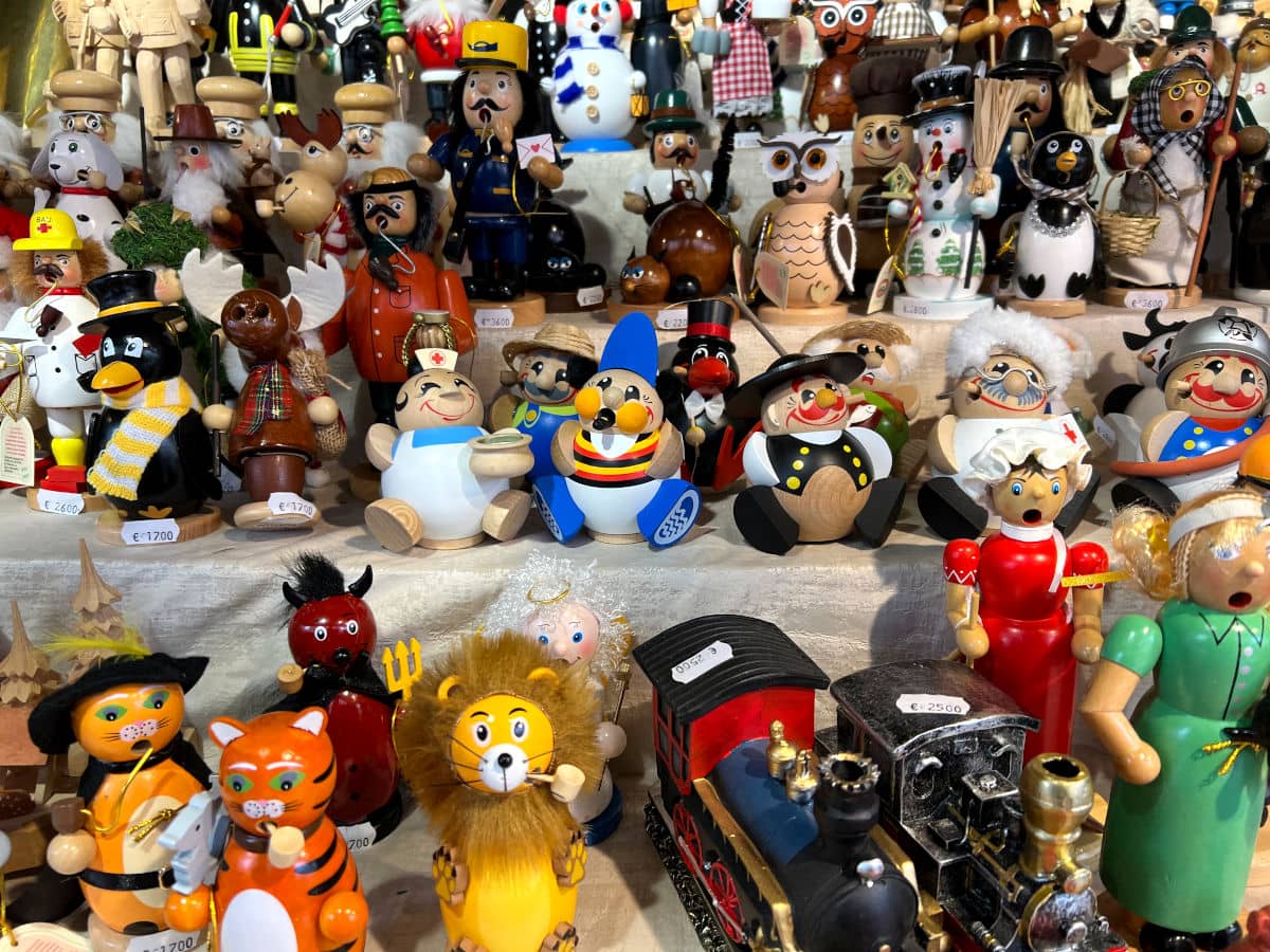 Puesto de artesanías en un Mercado de Navidad de Ratisbona