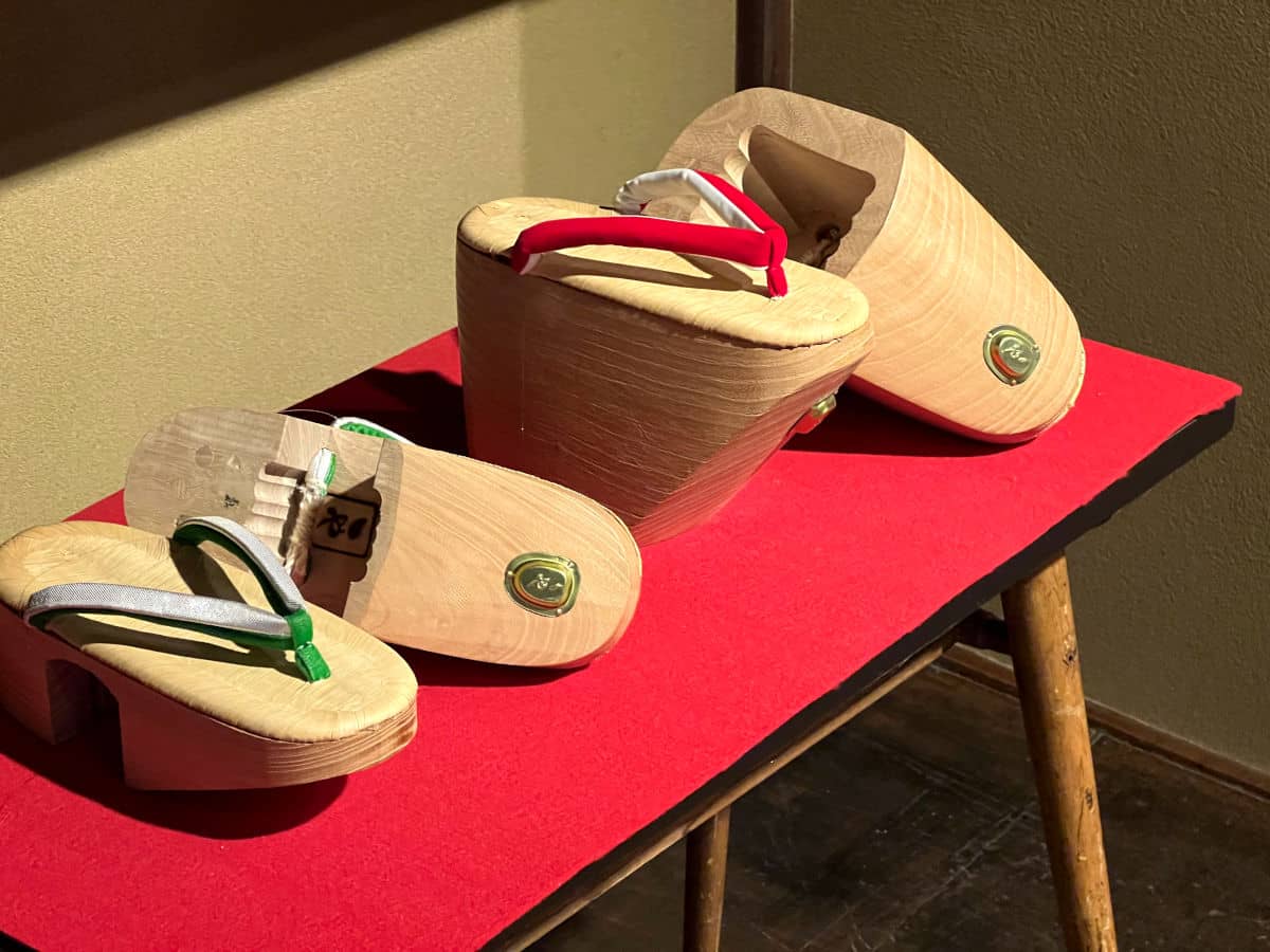 Okobo, los zuecos que utilizan las aprendices de geisha