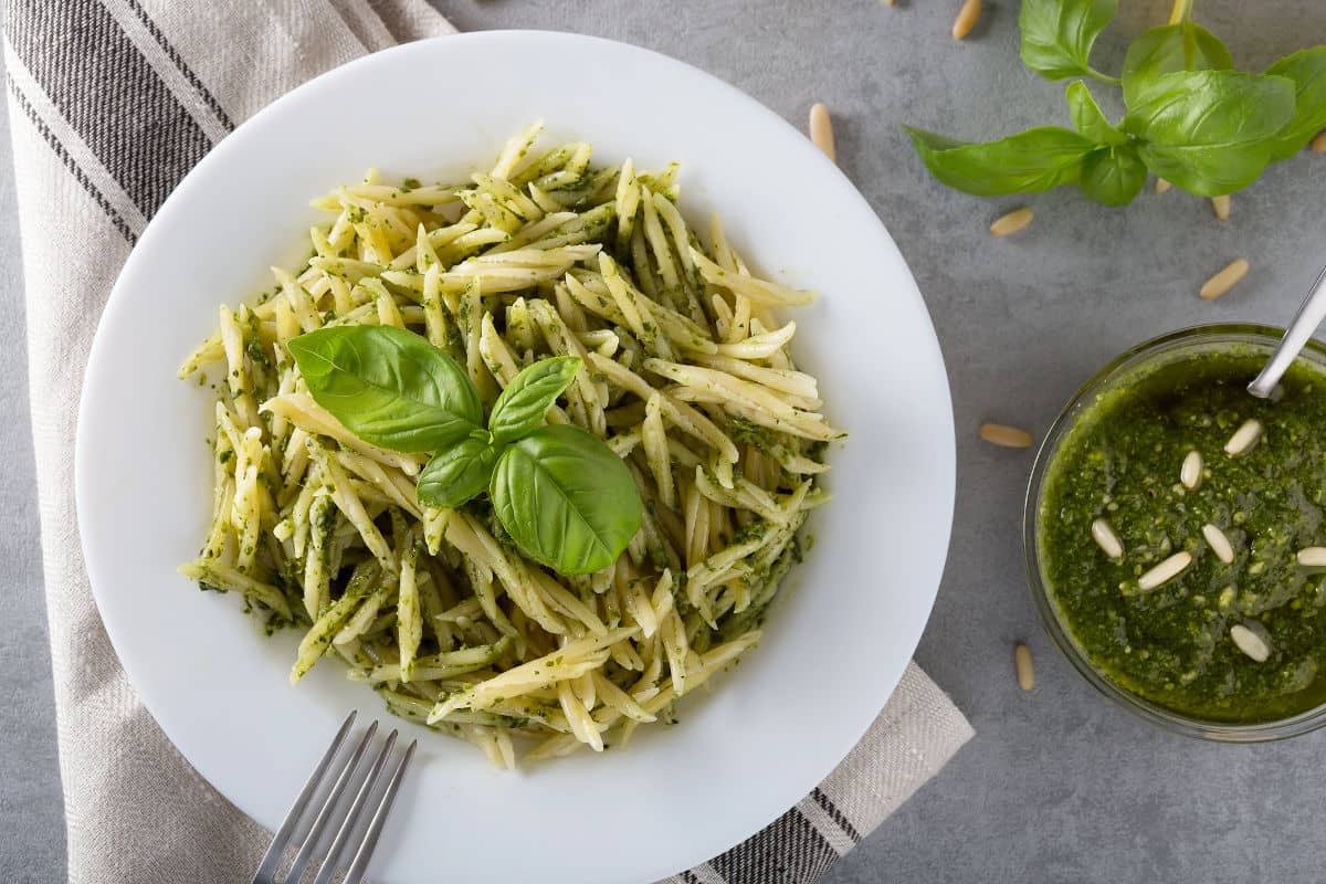 Trofie con salsa de pesto, una especialidad de Liguria