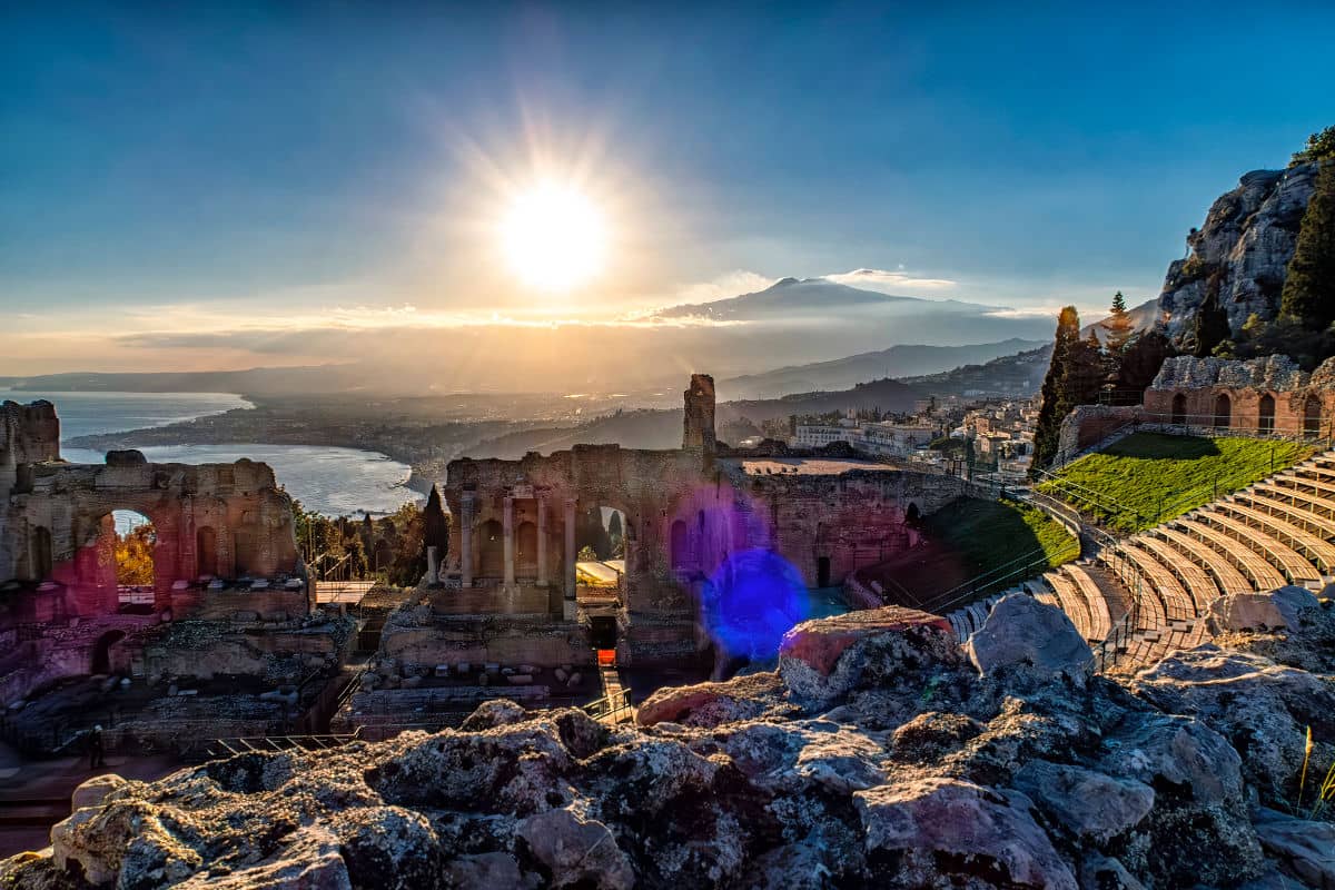 El Etna de fondo en el Teatro Romano de Taormina