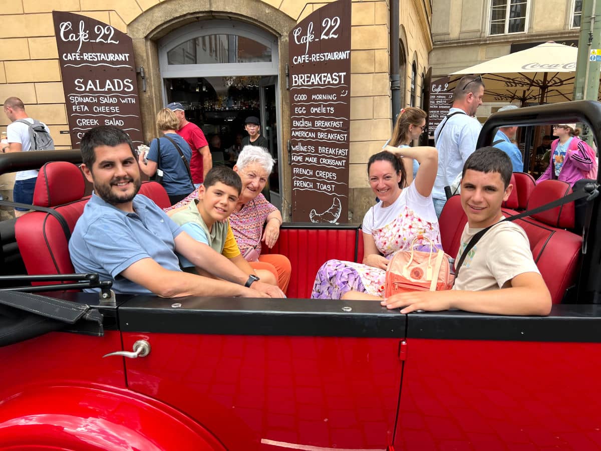 En un coche clásico por Praga