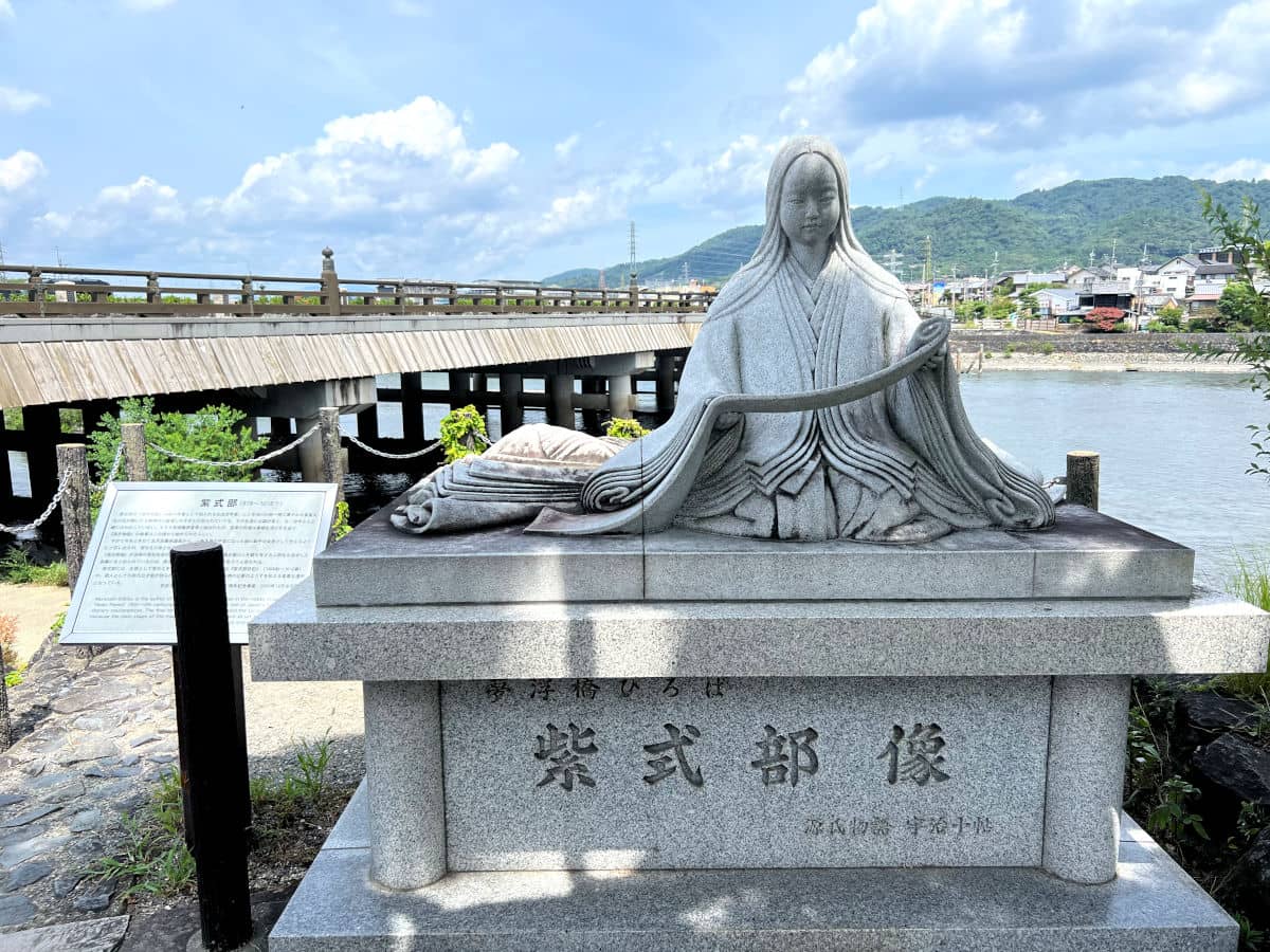 Estatua de Murasaki Shikibu en Uji