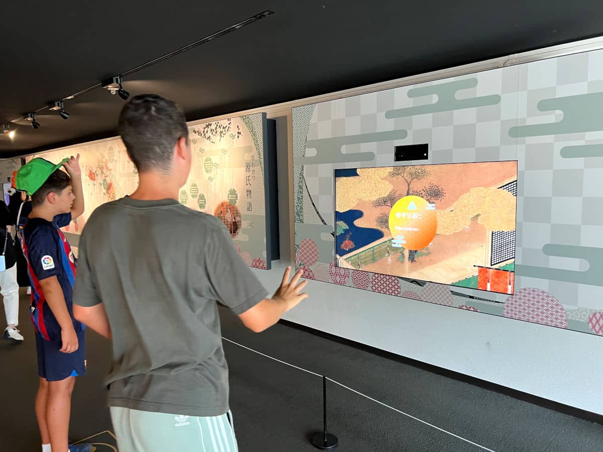 Jugando con los paneles interactivos del Museo del Genji Monogatari